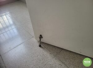 고장 난 현관문 스토퍼, 다시 뚫어야 할까? 타공 스트레스에서 벗어나기 위한 현실적인 대안