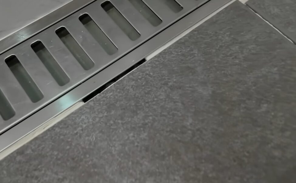 욕실 줄눈 보수 실패 없는 법! 타일 상태별 맞춤 보수재(충진제 vs 코팅제) 선택 가이드