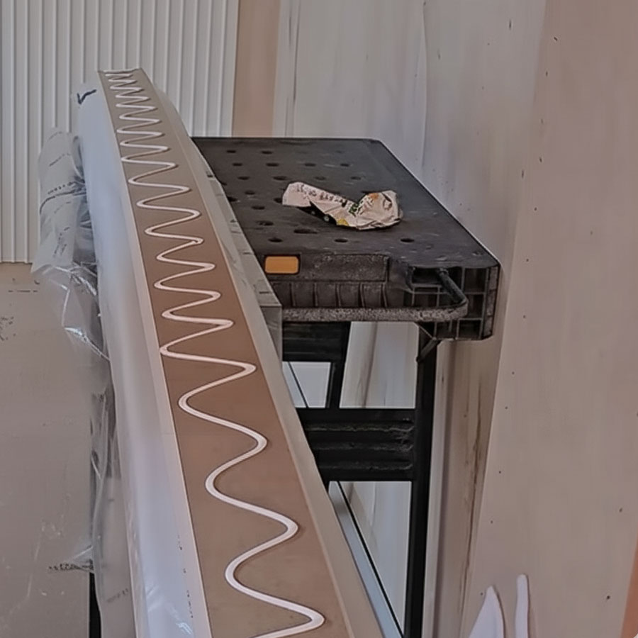 템바보드 본드칠모습